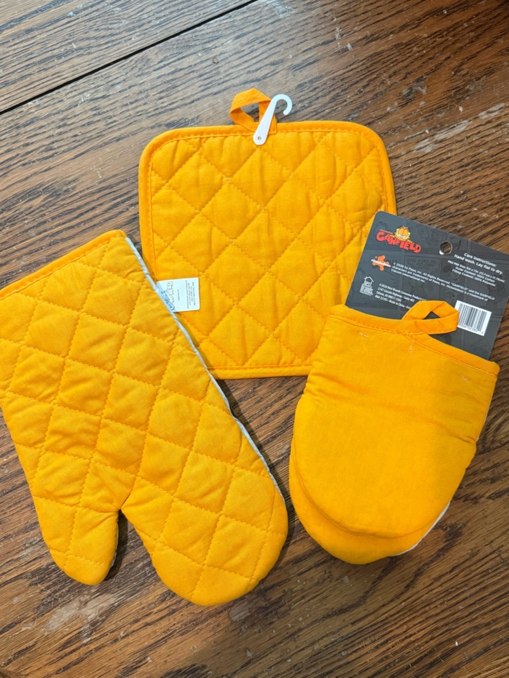 Garfield Oven Mitt and Mini Mitt Set - Orange & White - Picture 5 of 5